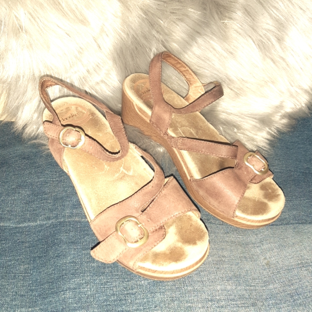 Dansko Women's size 38 (7) brown in used condition, cute shoes, 2" heel, brown